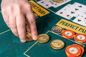 Antarmuka aplikasi uya 123 menampilkan pasar sportsbook dan permainan live dealer